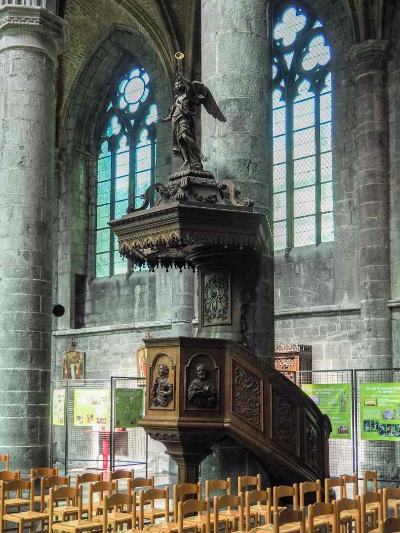 Preekstoel in Collegiale kerk Onze-Lieve-Vrouw van Dinant, Dinant
